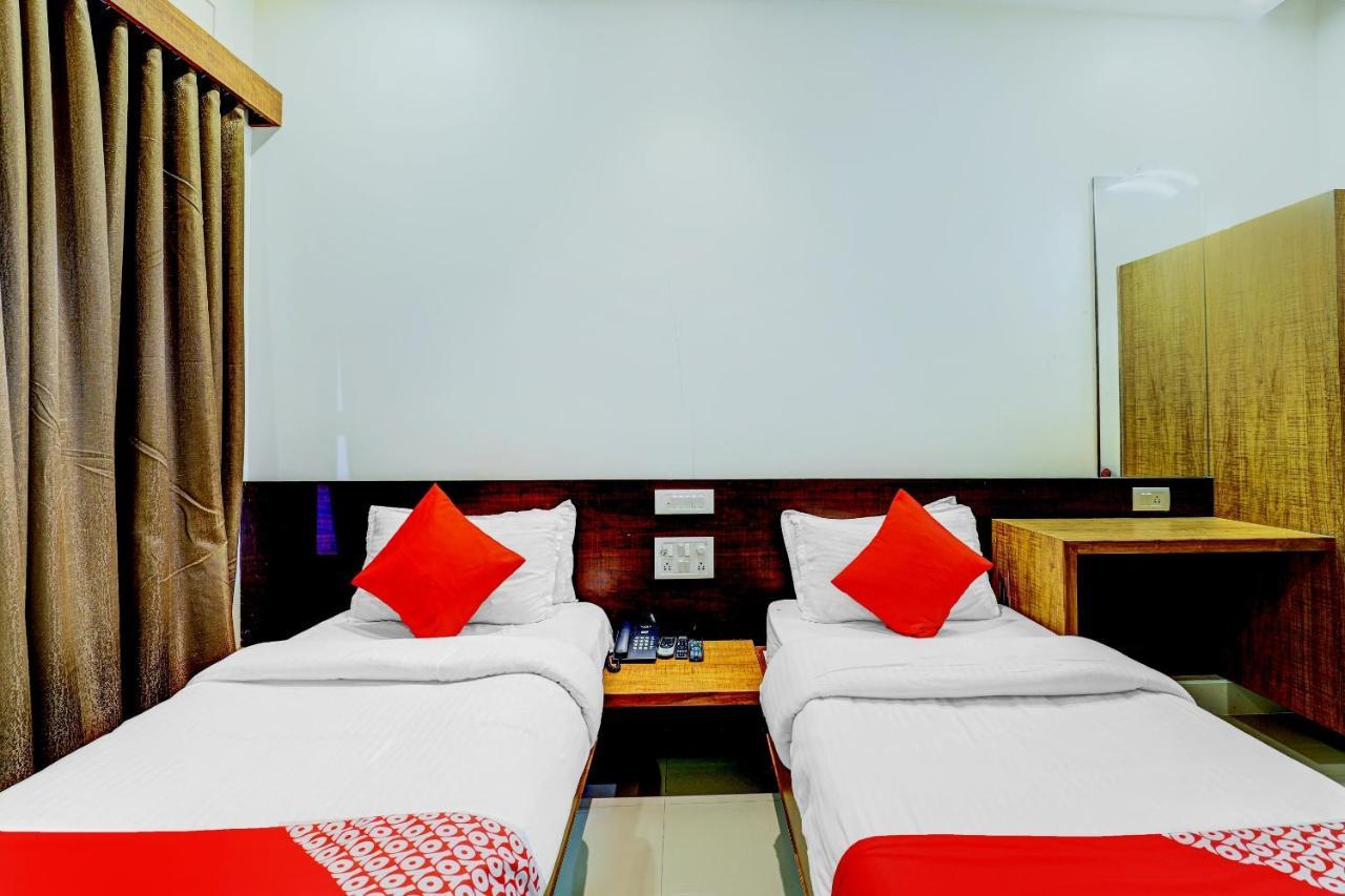 Oyo 77491 Hotel Shreenath Valsad Exteriör bild