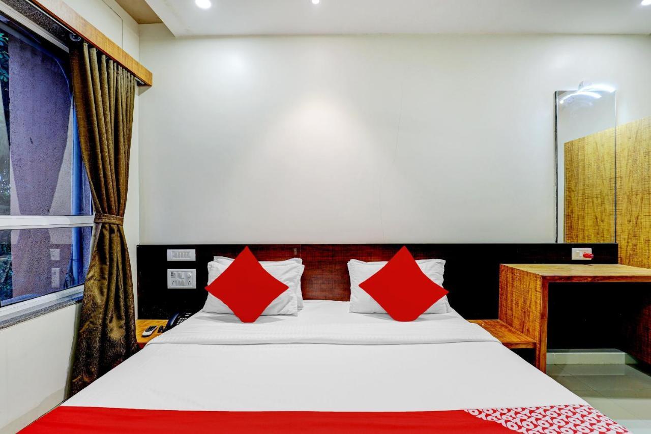 Oyo 77491 Hotel Shreenath Valsad Exteriör bild