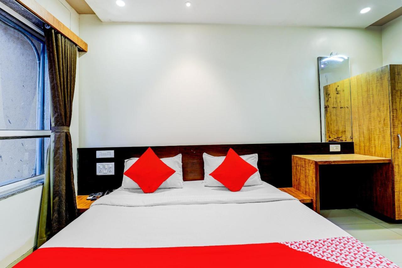 Oyo 77491 Hotel Shreenath Valsad Exteriör bild