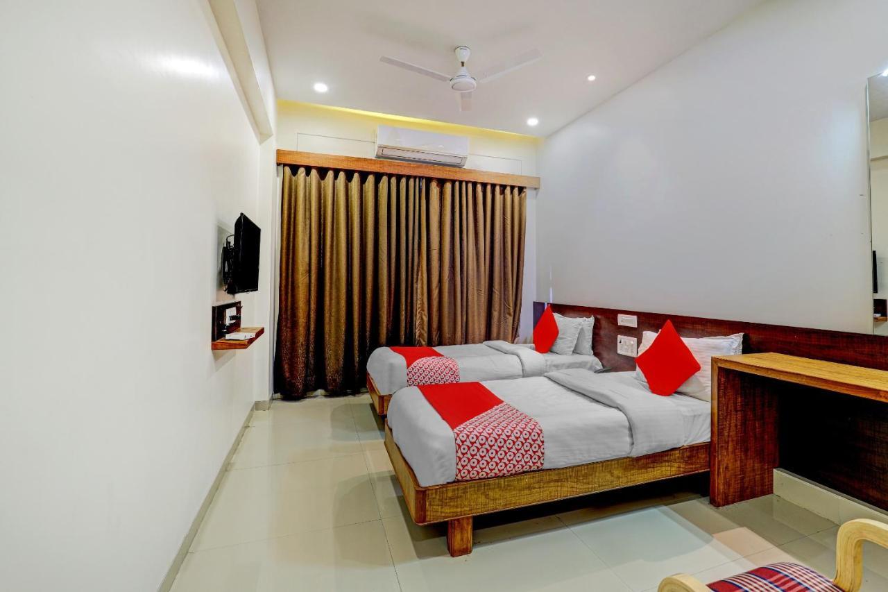Oyo 77491 Hotel Shreenath Valsad Exteriör bild