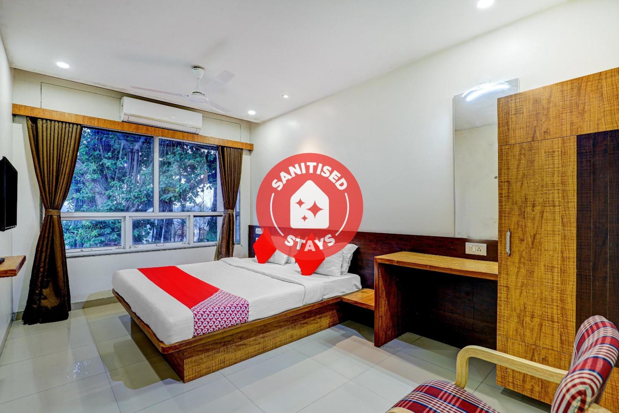 Oyo 77491 Hotel Shreenath Valsad Exteriör bild