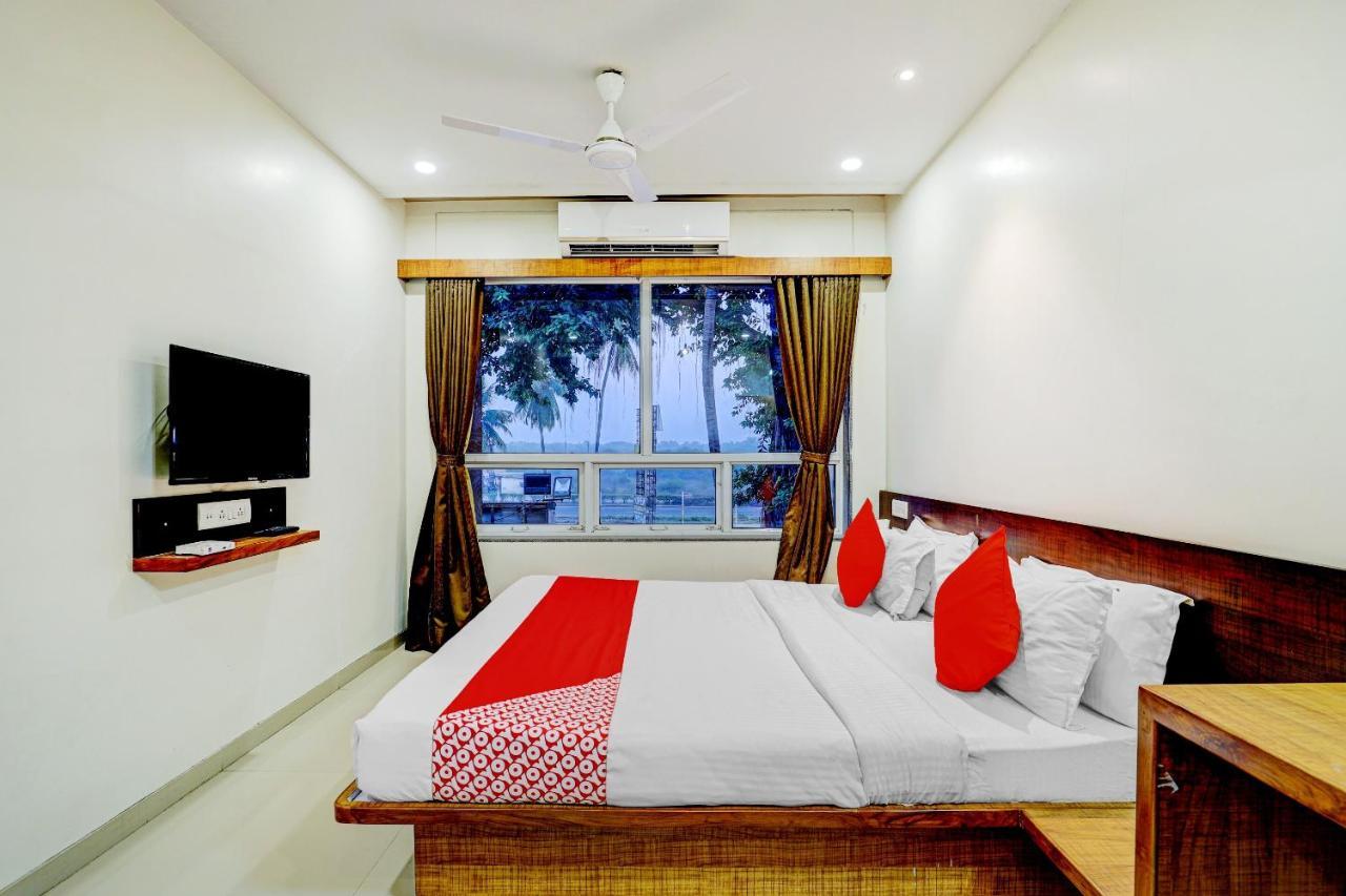 Oyo 77491 Hotel Shreenath Valsad Exteriör bild