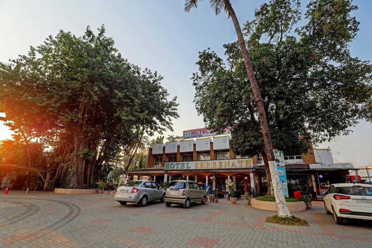 Oyo 77491 Hotel Shreenath Valsad Exteriör bild