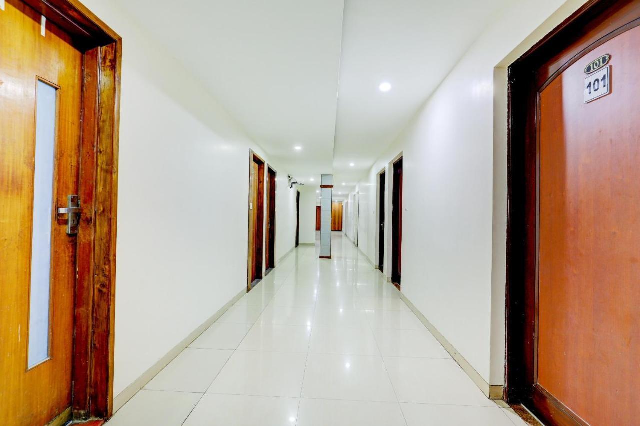 Oyo 77491 Hotel Shreenath Valsad Exteriör bild